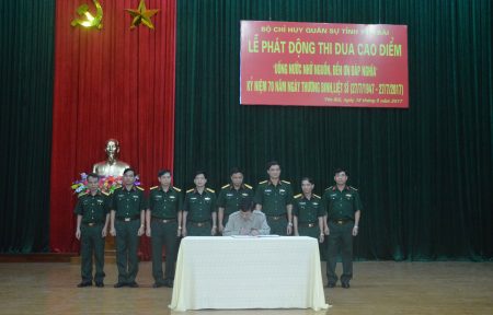 Đại diện các cơ quan, đơn vị Bộ CHQS tỉnh Yên Bái ký kết giao ước thi đua.