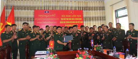 Thiếu tướng Vũ Sơn Hoàng chứng kiến chỉ huy Lữ đoàn 82 (Quân khu 2) và lãnh đạo Sư đoàn 3 (Lào) ký biên bản ghi nhớ năm 2017.