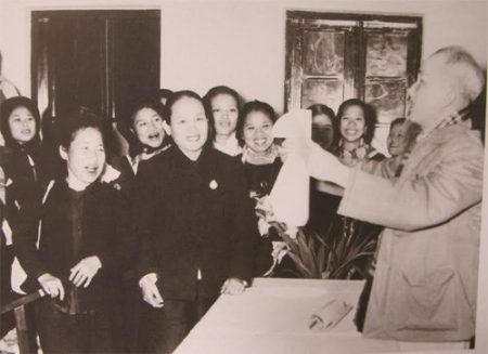 Chủ tịch Hồ Chí Minh với các đại biểu dự Hội nghị cán bộ phụ nữ toàn miền Bắc (tháng 1 năm 1956). Ảnh tư liệu. 