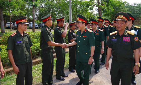 Đoàn công tác đến thăm, làm việc tại Bộ CHQS tỉnh U Đôm Xay.