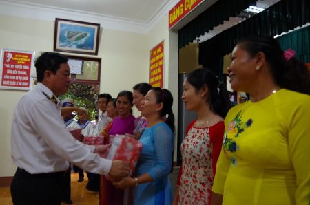 Chuẩn Đô đốc Đoàn Văn Chiều, Phó Chủ nhiệm Chính trị Hải quân, Trưởng đoàn công tác tặng quà các hộ dân tại đảo Trường Sa.