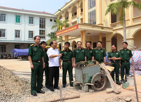 Đoàn công tác của Quân khu và lãnh đạo thành phố Vĩnh Yên kiểm tra công tác xây dựng cơ bản tại Ban CHQS thành phố.