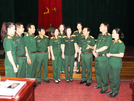 Thiếu tướng Trịnh Văn Quyết, Bí thư Đảng ủy, Chính ủy Quân khu gặp gỡ cán bộ, nghệ sỹ, diễn viên Đoàn Văn công Quân khu.