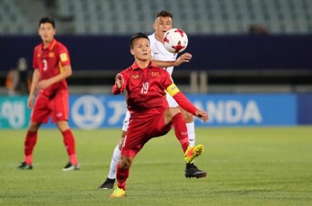 Đội trưởng Quang Hải đi bóng qua hậu vệ đối phương.  