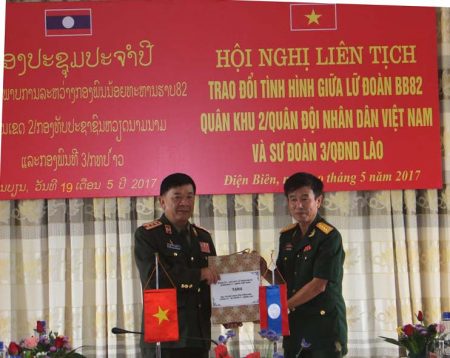 Lữ đoàn 82 tặng quà lưu niệm cho Sư đoàn 3, QĐND Lào.