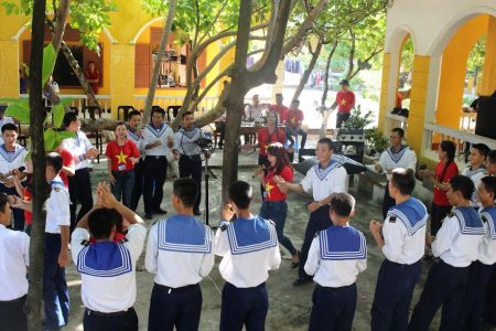 Các diễn viên Đoàn nghệ thuật tỉnh Kon Tum cùng các chiến sĩ đảo Sinh Tồn hát tiếp ca khúc “Tổ quốc gọi tên mình”.
