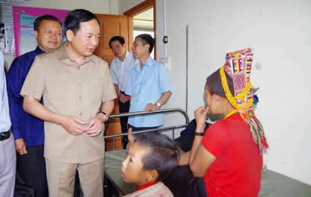 Chính ủy QK kiểm tra công tác chăm sóc sức khỏe cho người dân tại Cụm bản Pà Lăn, huyện Mường Mày, tỉnh Phông Sa Lỳ.