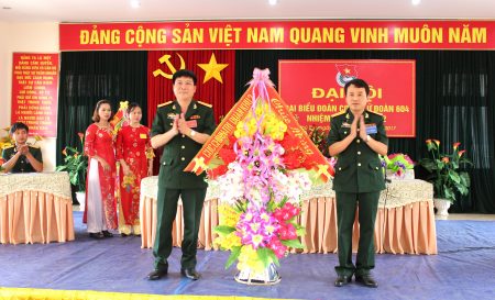  Đại tá Nguyễn Như Bách tặng hoa chúc mừng Đại hội.