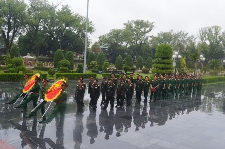 Đoàn công tác Sư đoàn 3, QĐND Lào và Lữ đoàn 82 dâng hương viếng các anh hùng liệt sĩ tại Nghĩa trang Tông Khao, huyện Điện Biên.