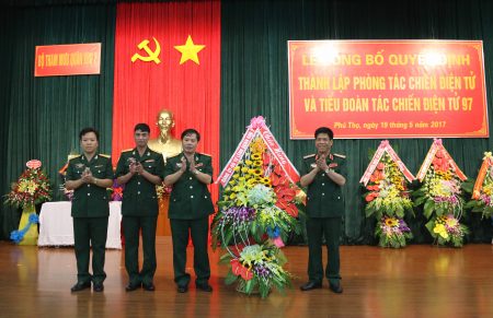 Thiếu tướng Nguyễn Văn Nghĩa, Phó Tư lệnh, Tham mưu trưởng Quân khu tặng hoa chúc mừng.