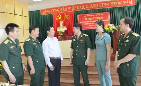 Đại tá Nguyễn Như Bách trao đổi với các đại biểu về thực hiện công tác “Đền ơn đáp nghĩa” đối với người có công.