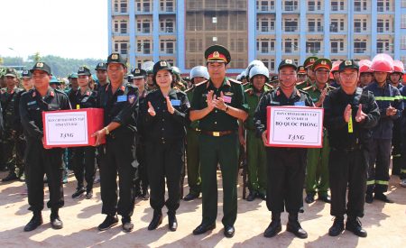 Tư lệnh Quân khu và Bí thư Tỉnh ủy Yên Bái tặng quà động viên các lực lượng tham gia xử trí tình huống A2.