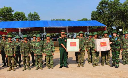 Thủ trưởng Bộ Tư lệnh Quân khu và lãnh đạo tỉnh Yên Bái khen thưởng LLVT địa phương hoàn thành xuất sắc nhiệm vụ thực binh trong diễn tập.