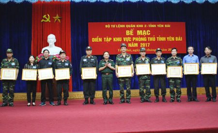 Thiếu tướng Trịnh Văn Quyết, Bí thư Đảng ủy, Chính ủy Quân khu, trao tặng Bằng khen các tập thể, cá nhân hoàn thành xuất sắc nhiệm vụ diễn tập.
