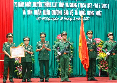 Thừa ủy quyền của Chủ tịch nước, đồng chí Tư lệnh Quân khu trao Huân chương Bảo vệ Tổ quốc hạng Nhất cho đại diện lãnh đạo Bộ CHQS tỉnh.