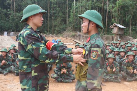 Chỉ huy Đại đội 4, Tiểu đoàn 2, tặng hoa bắn giỏi cho chiến sĩ Lê Hồng Khanh. 