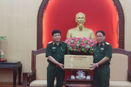 Thiếu tướng Nguyễn Minh Hà tặng thuốc cho BTL và các cơ quan Quân khu.