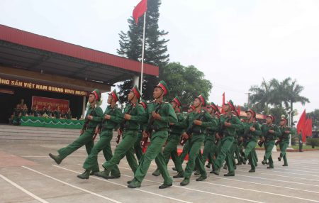 Duyệt đội ngũ trong Lễ tuyên thệ chiến mới tại Lữ đoàn 406.