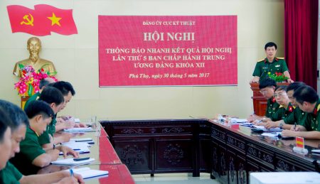 Đại tá Phan Đình Ân, Chính ủy Cục Kỹ thuật thông báo nhanh kết quả Hội nghị Trung ương 5 Khóa XII cho cán bộ, đảng viên cơ quan Cục.