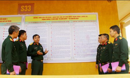 Cán bộ, đảng viên Lữ đoàn 406 trao đổi kinh nghiệm thực hiện Nghị quyết Trung ương 4 (khóa XII) của Đảng.