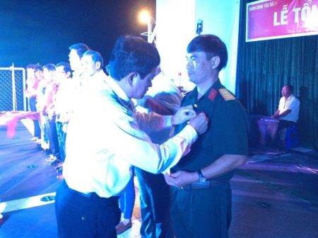Quân chủng Hải quân trao Huy hiệu chiến sĩ Trường Sa cho các đại biểu.