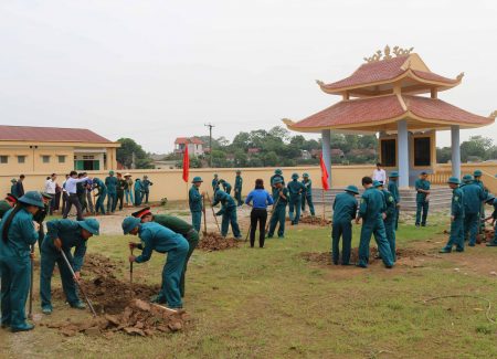 Các lực lượng tham gia hoạt động trồng cây trong khuôn viên.