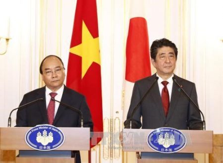 Thủ tướng Nguyễn Xuân Phúc và Thủ tướng Nhật Bản Shinzo Abe tại buổi họp báo. Ảnh: TTXVN.