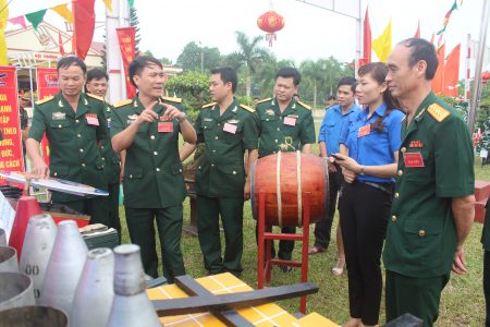 . Đại tá Nguyễn Thắng Xuân, Phó Chủ nhiệm Chính trị Quân khu và các đại biểu tham quan gian trưng bày sản phẩm sáng tạo của tuổi trẻ đơn vị.