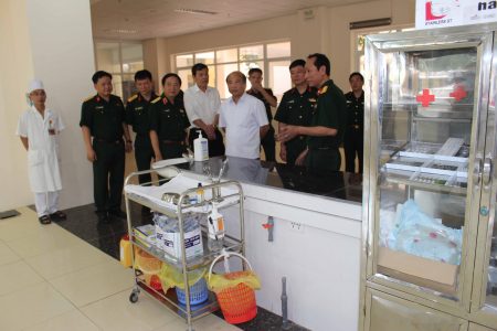 Đồng chí Chính ủy Quân khu, cùng lãnh đạo TP Vĩnh Yên tham quan khu điều trị bệnh nhân.