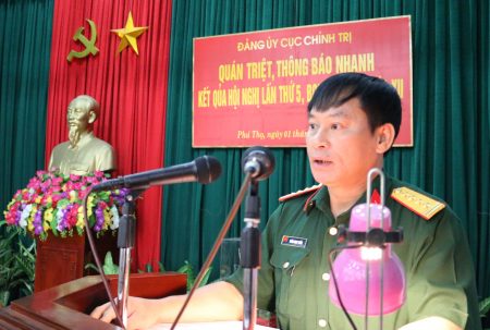 Đại tá Trần Ngọc Tuấn, Phó Chủ nhiệm Chính trị Quân khu phát biểu tại hội nghị.