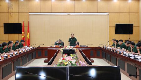 Thiếu tướng Phùng Sĩ Tấn, Tư lệnh Quân khu phát biểu tại buổi họp.