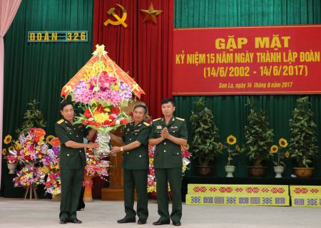 Thừa ủy quyền của Thủ trưởng BTL Quân khu, Đại tá Hoàng Minh Tuấn, Trưởng phòng Kinh tế Quân khu tặng hoa chúc mừng.