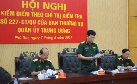 Đại tá Phan Đình Ân, Bí thư Đảng ủy, Chính ủy Cục Kỹ thuật báo cáo với Đoàn kiểm tra về kết quả lãnh đạo thực hiện nhiệm vụ chính trị và công tác xây dựng Đảng của Cục Kỹ thuật.