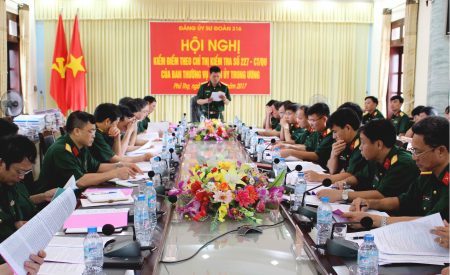   Đại tá Nguyễn An Phong, Bí thư Đảng ủy, Chính ủy Sư đoàn 316 báo cáo với đoàn kiểm tra về kết quả lãnh đạo của Đảng ủy.