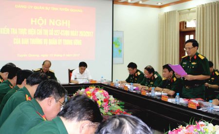 Đại tá Bùi Minh Hoàn, Phó Bí thư Thường trực ĐUQS tỉnh Tuyên Quang báo cáo kết quả lãnh đạo thực hiện nhiệm vụ chính trị và công tác xây dựng Đảng.