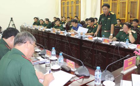 Đại tá Nguyễn Ngọc Thái, Phó Bí thư Thường trực Đảng ủy, Chính ủy Bộ CHQS tỉnh Yên Bái phát biểu giải trình các nội dung kiểm tra.