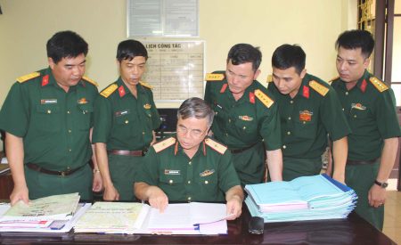 Kiểm tra hệ thống các văn kiện lãnh đạo công tác QSQP của Đảng ủy Quân sự tỉnh Lào Cai.