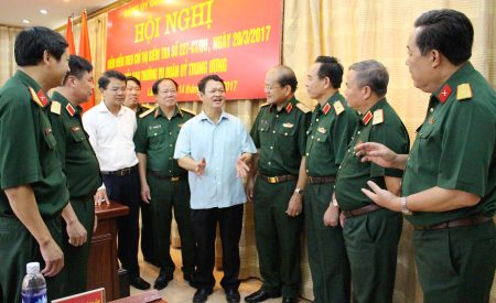 Đồng chí Bí thư Tỉnh ủy Lào Cai trao đổi với đại biểu đoàn công tác về kết quả lãnh đạo nhiệm vụ QS-QP địa phương trong KVPT.