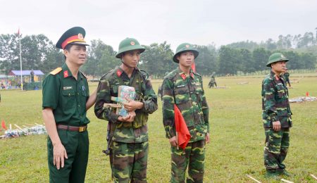 Đại tá Nguyễn An Phong, Chính ủy Sư đoàn động viên bộ đội trong quá trình  huấn luyện.                                                                                                     Ảnh: ĐỨC LƯU