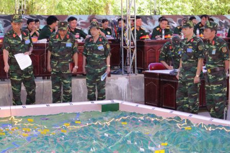 CHT Bộ CHQS tỉnh Yên Bái Thông qua quyết tâm xử trí tình huống với Thường vụ ĐUQS tỉnh.