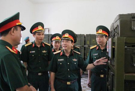 Thiếu tướng Trịnh Văn Quyết kiểm tra công tác quản lý, bảo quản, bảo dưỡng VK,TB,KT ở Phân kho K20.