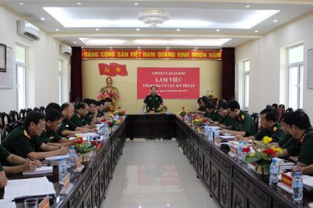 Thiếu tướng Trịnh Văn Quyết, Bí thư Đảng ủy, Chính ủy Quân khu chủ trì làm việc với lãnh đạo, chỉ huy và cán bộ chủ trì các cấp Cục Kỹ thuật.