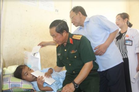Đại tướng Đỗ Bá Tỵ, Phó Chủ tịch Quốc hội và đoàn công tác thăm các nạn nhân bị thương do lũ cuốn trôi tại Bệnh viện đa khoa huyện Mường La.