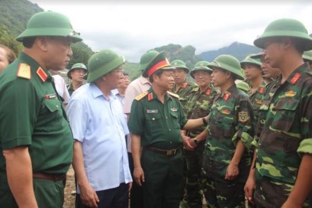 Đại tướng Đỗ Bá Tỵ, Phó Chủ tịch Quốc hội động viên, biểu dương cán bộ, chiến sĩ LLVT tỉnh Sơn La tham gia khắc phục hậu quả trận lũ quét.