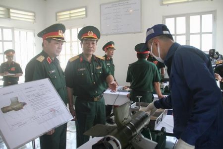 Phó Tư lệnh Quân khu tham quan phần kiểm tra kỹ thuật tên lửa chống tăng B72.