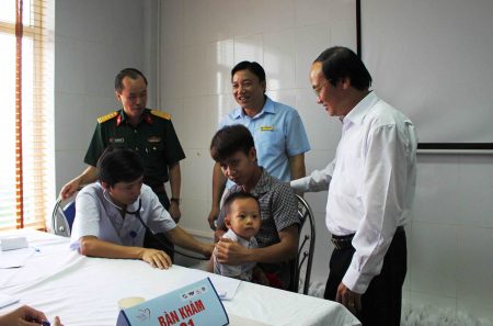 Lãnh đạo tỉnh Phú Thọ và Ban tổ chức Chương trình thăm hỏi động viên các y, bác sĩ và gia đình bệnh nhi.
