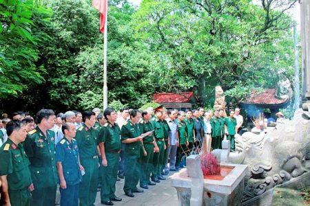 Hội học viên Khóa 37 (Trường Sĩ quan Lục quân I) dâng hương tưởng niệm các Vua Hùng.