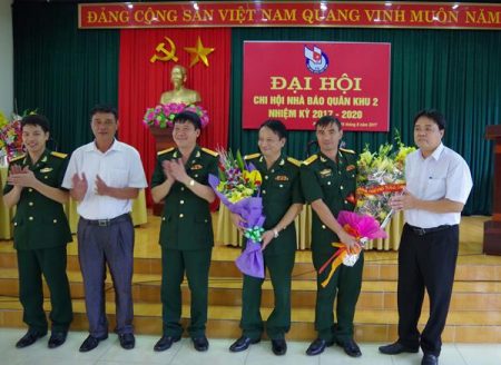 Thủ trưởng Cục Chính trị và đại diện Hội Nhà báo Việt Nam tỉnh Phú Thọ tặng hoa chúc mừng Ban Thư ký Chi hội Báo Quân khu nhiệm kỳ 2017 – 2020.