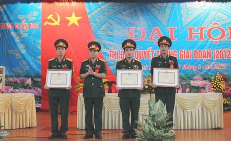 Chính ủy Trung đoàn 98 tặng Giấy khen các tập thểxuất sắc trong PTTĐ quyết thắng giai đoạn 2012-2017.