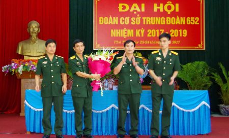 Thượng tá Nguyễn Ngọc Xuyên, Chính ủy Trung đoàn 652 tặng hoa, động viên tuổi trẻ đơn vị.